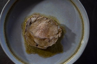 Genießen Sie die Kalbsroulade.