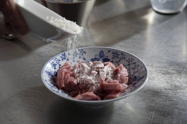 Das Kalbfleisch rundherum mit Tempuramehl bestäuben.