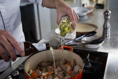 Mit Bier und Wein ablöschen.