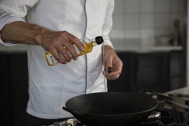 Einen Schuss Öl in die Pfanne geben. 