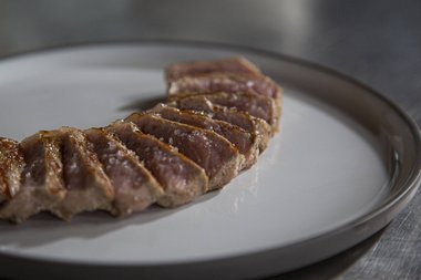 Genieße dein Kalbfleisch.
