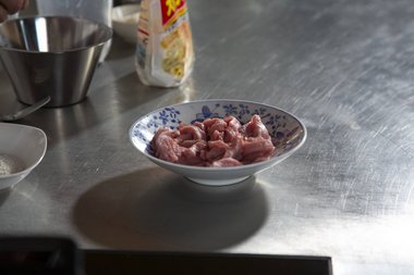 Das Kalbfleisch aus dem Kühlschrank nehmen.