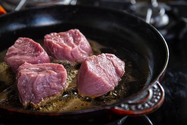 Das Kalbfleisch von jeder im Pfanne kurzbraten