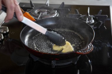 Die Butter in die Pfanne verteilen