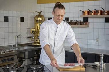 Das Kalbfleisch aus dem Kühlschrank nehmen