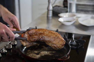 Das Kalbfleisch aus der Pfanne nehmen.