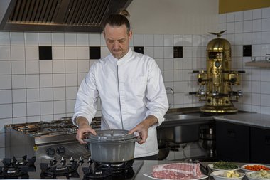 Eine Bratpfanne nehmen.