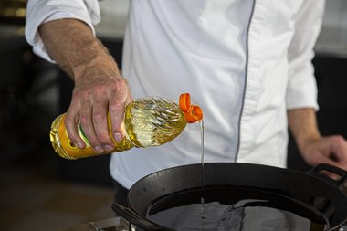 Ca. anderthalb Liter Sonnenblumenöl in die Pfanne geben.
