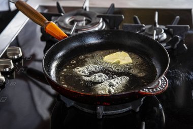 Die Butter aufschäumen lassen
